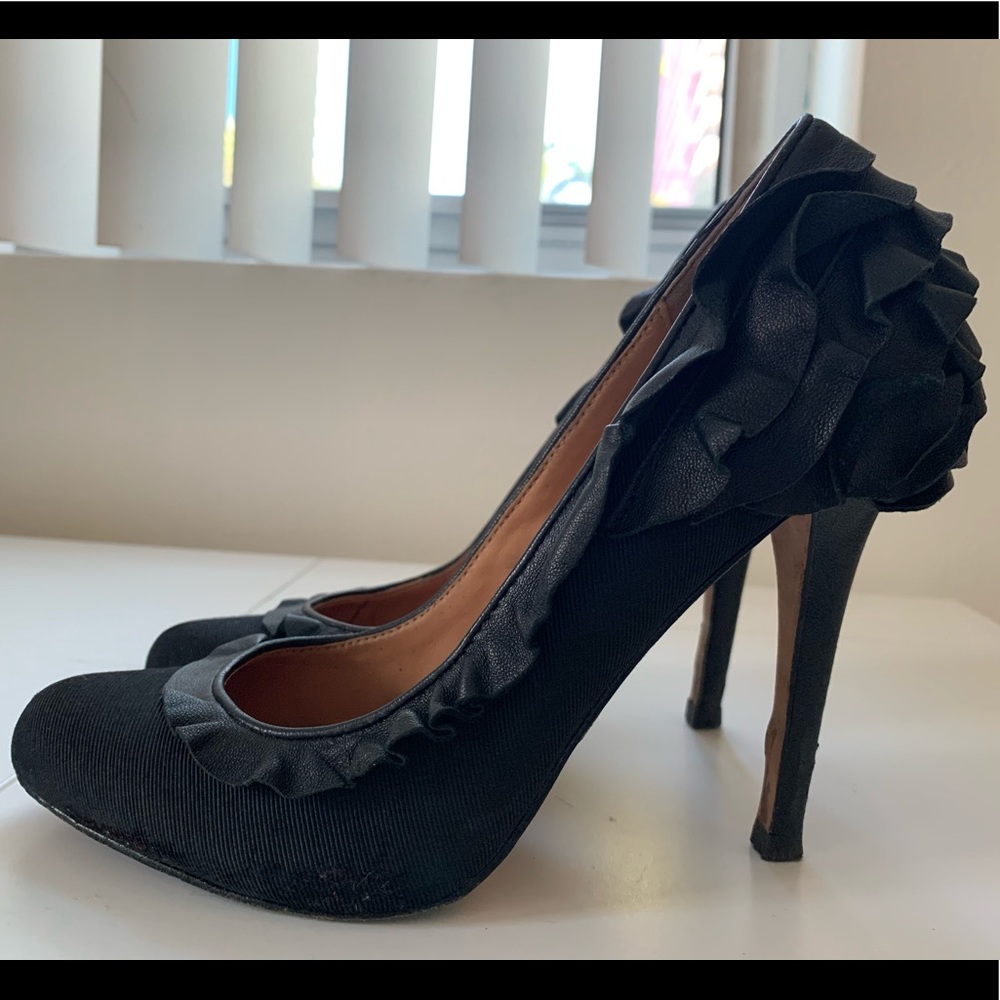 Badgley Mischka Tai Ruffle Pump sz 6.5